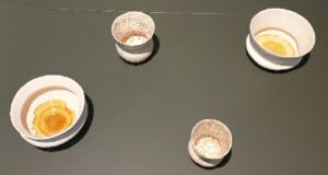 Keramikschalen mit einer Glasur aus Mikroorganismen im Klärschlamm