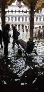 Die Venezianer nehmen Hochwasser als gegeben hin