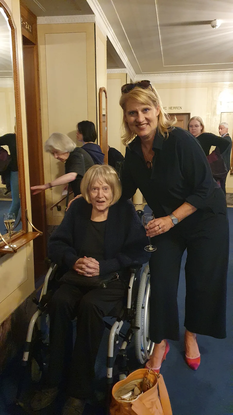 Katarina Schickling mit ihrer Mutter im Rollstuhl im Foyer der Stuttgarter Oper, Mai 2024